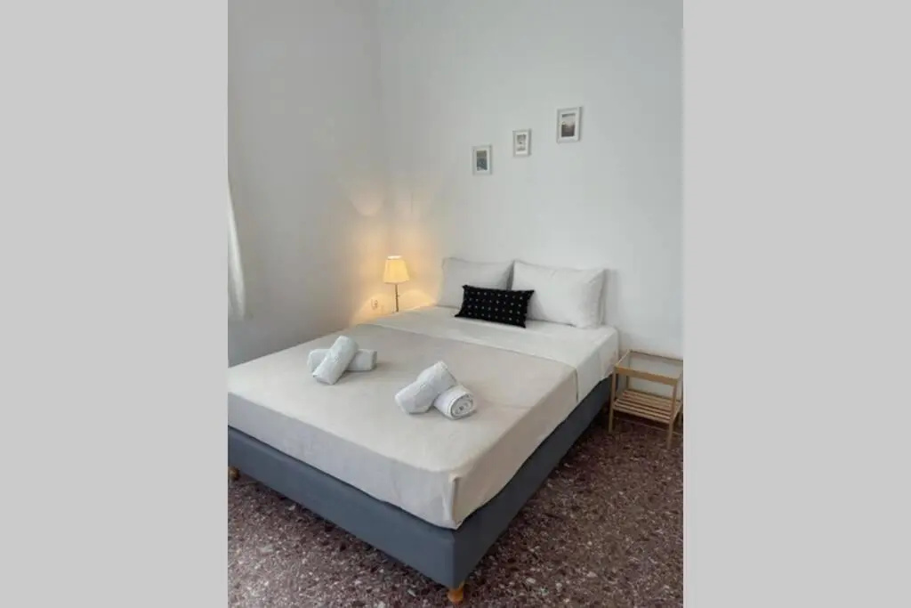 PANOS ROOMS Modern 3-Bedroom apartment