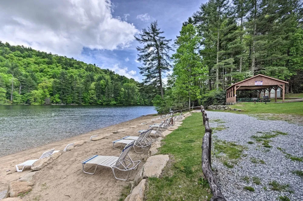 5 Mi to Ski Sapphire Valley: Cozy Retreat w/ Decks