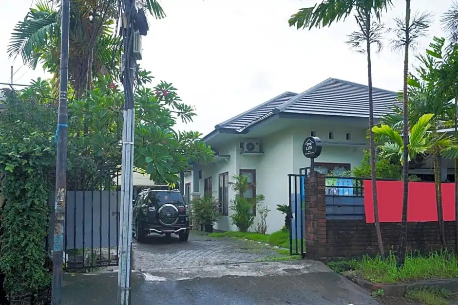 OYO Life 2905 Kost Semampir Tengah Near RSU Premier Surabaya Kota Surabaya
