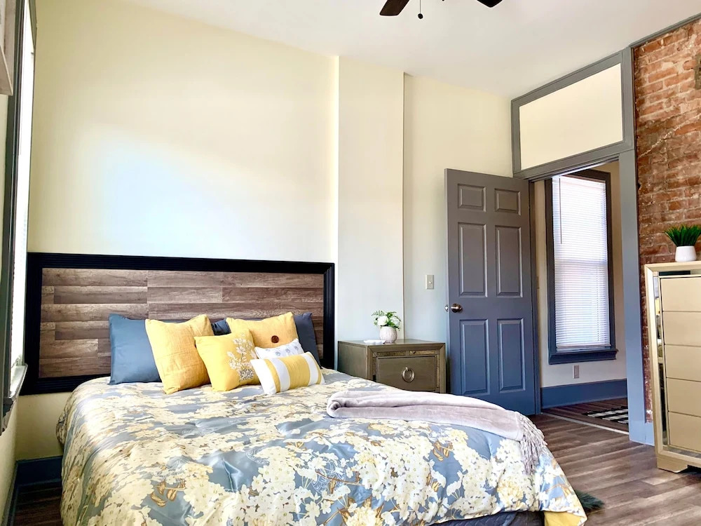 The Iron Scow - With Private Yard & Parking, Near Falls & Casino by Niagara Hospitality