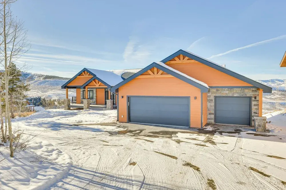 Great for Groups! Luxury Mtn-view Granby Home
