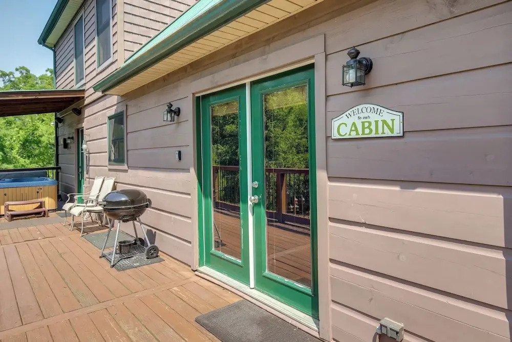 Sevierville Cabin w/ Hot Tub & Mountain-view Deck