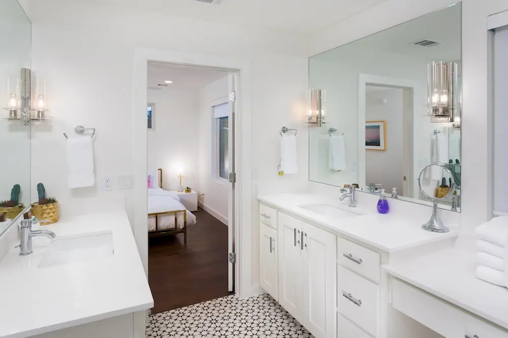Modern 3br W/ Loft - Cozy Patio In Fenced Backyard 3 Bedroom Home