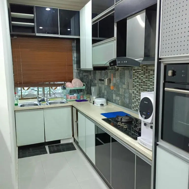 4 Bedrooms Homestay, Fully Aircond in Sendayan by DKAY HOMES I 10-15 pax