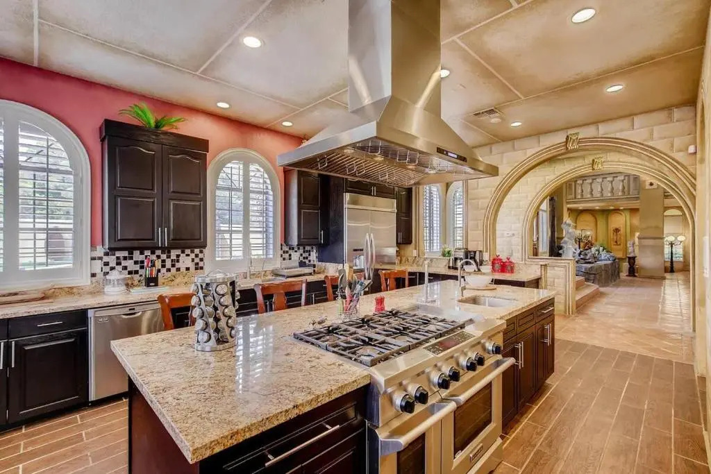 Villa Gordal - Enormous Villa in Las Vegas with 39 Sleeps