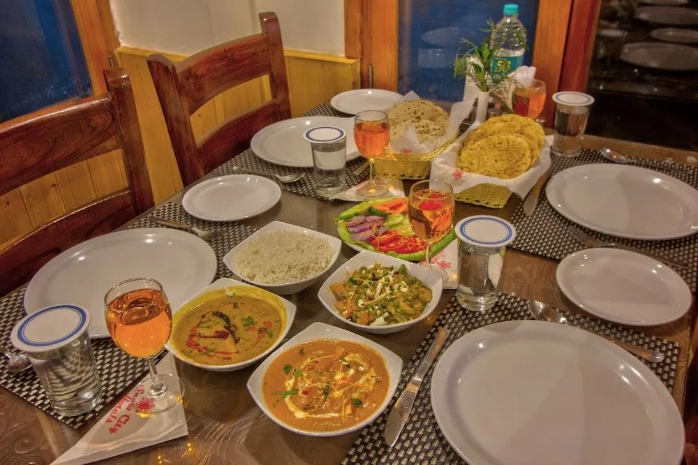 Snow Citys Montana Blues Resort Manali - Heated & Air-Cooled Stay