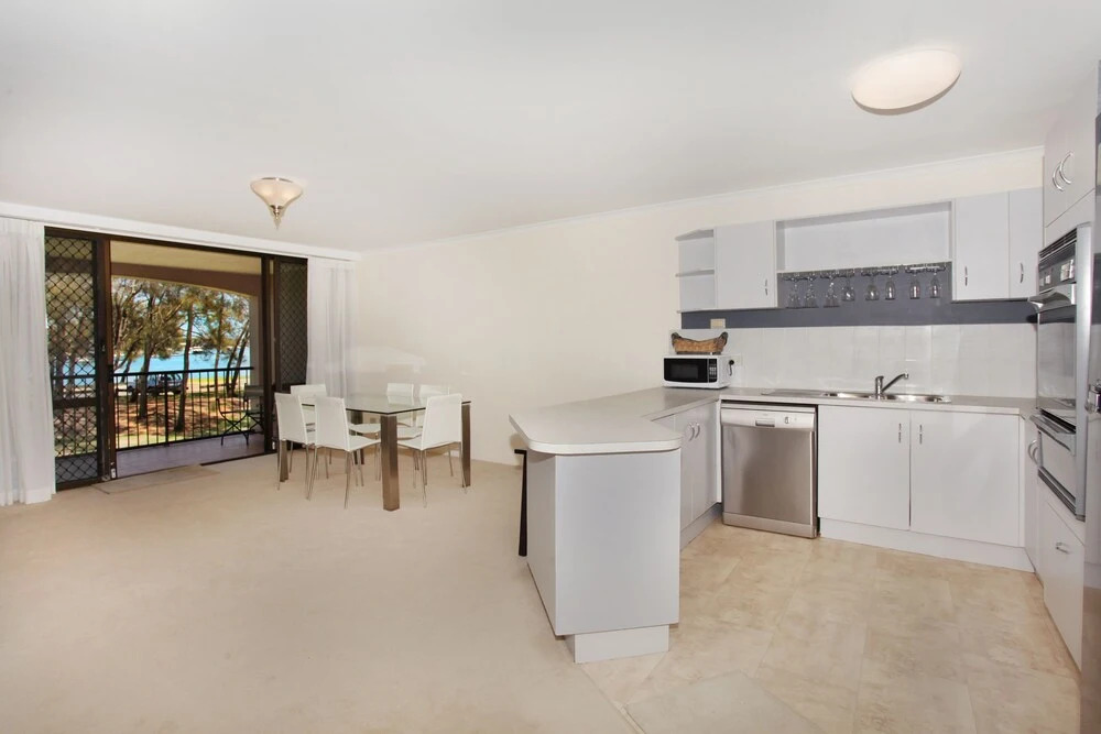 2 bedroom Apt on Parkyn Parade with pool and Air conditioning