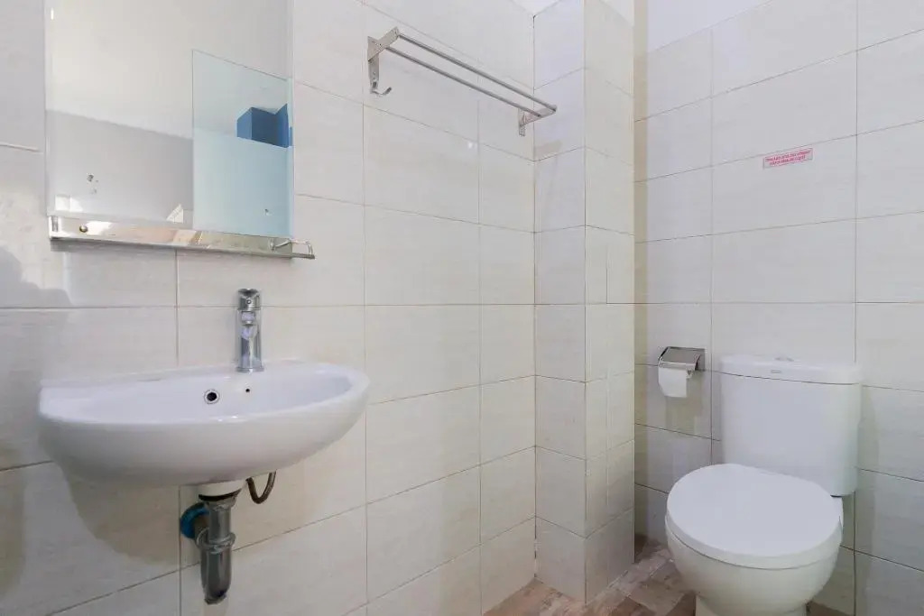 RedDoorz Plus near Living Plaza Jababeka