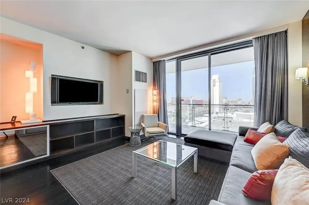 Beautiful Strip-view Balcony Access Studio 31318