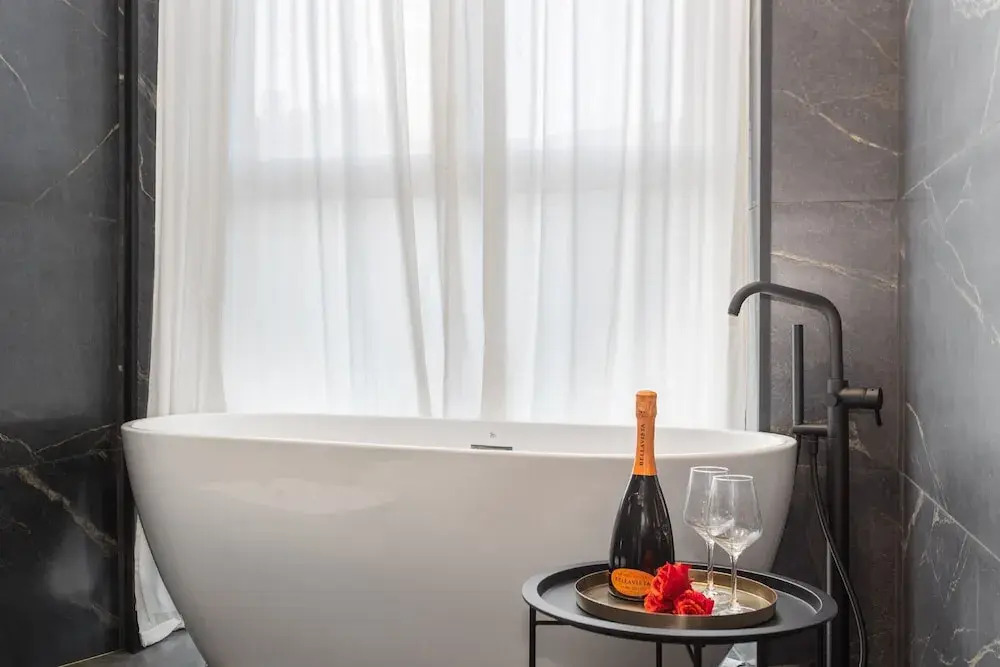 New Elegance Suites Guesthouse