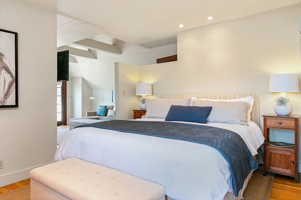 New Listing! The Penthouse Suite At De La Vina Inn Studio Bedroom Hotel Room