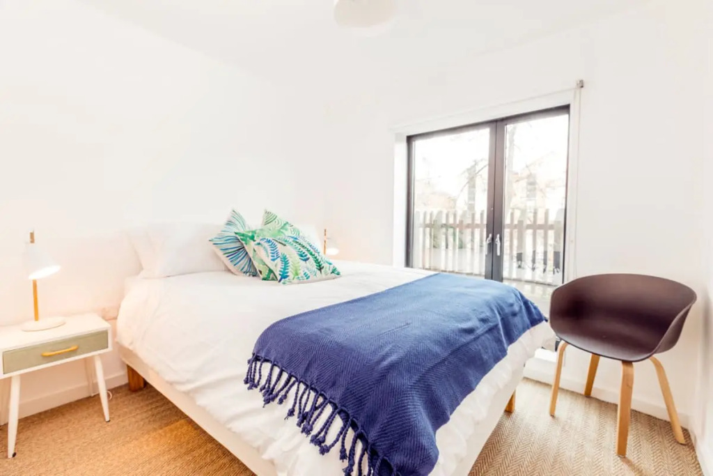 The Cliffside Chalet - Modern 3BDR Riverside Home