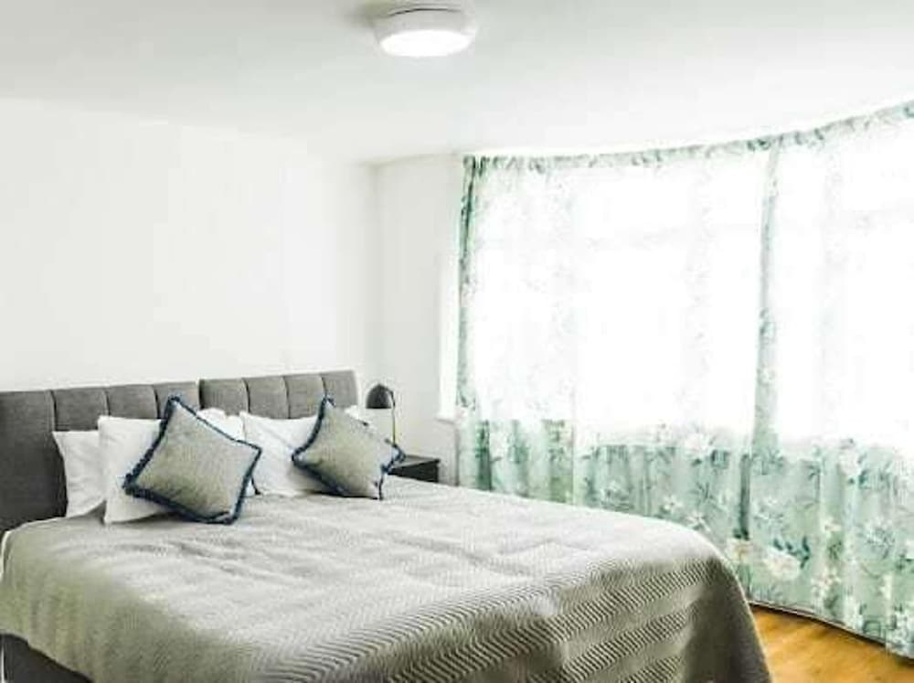 Serviced Accom Sleeps 8 - Near London, Parking