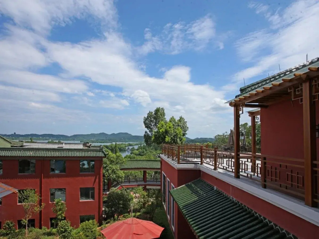 Huabei Hotel on West Lake
