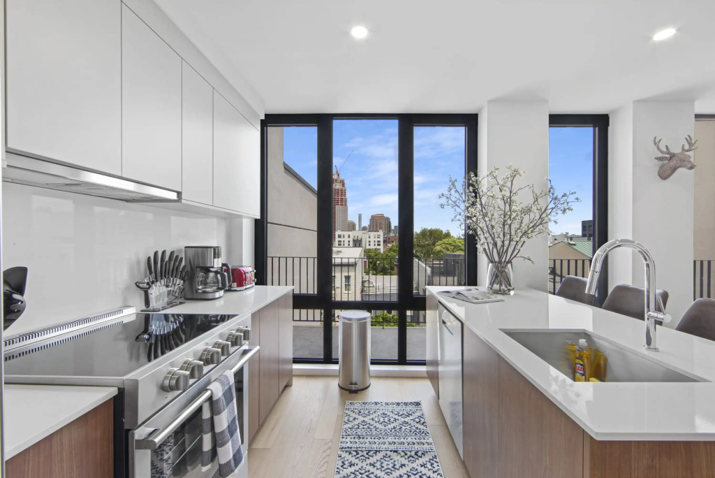 149BK-601 NEW PH 2BR-2Bath Private Rooftop W D