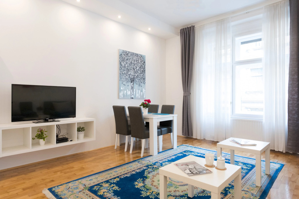 Bright and Spacious Apartment in the City Center!