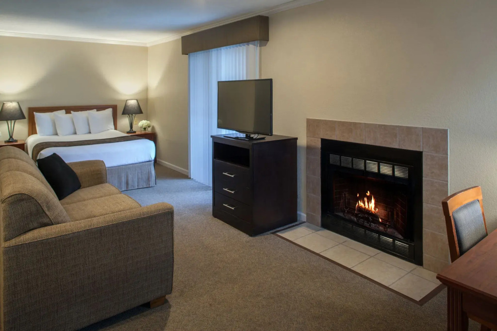 Cloverleaf Suites Kansas City - Overland Park