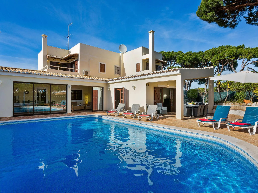 Beautiful 4 bedroom Villa with private pool & gardens close to Marina Vilamoura