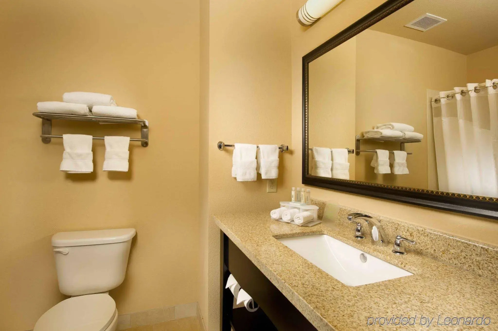 Holiday Inn Express & Suites - Denton North by IHG