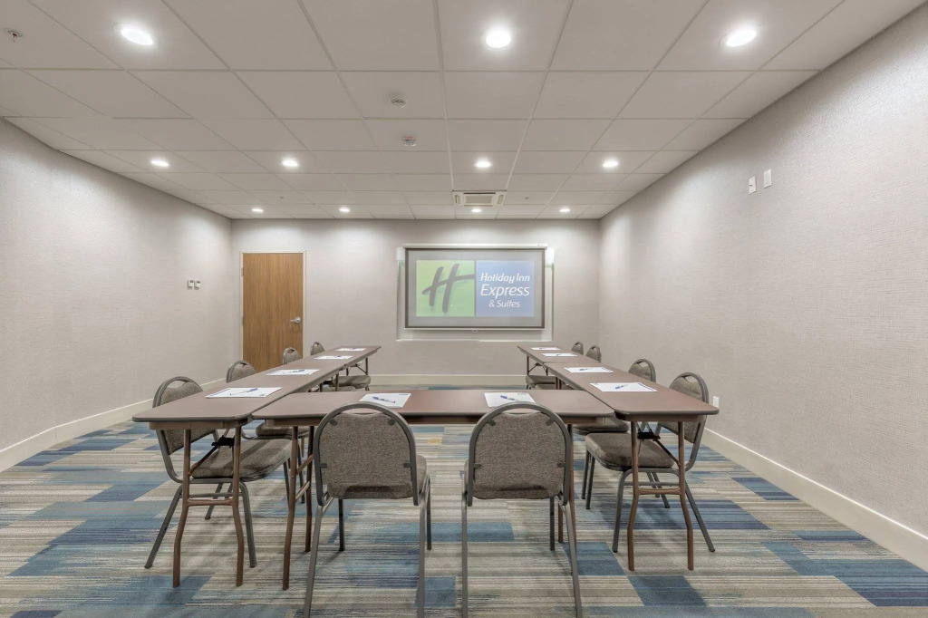Holiday Inn Express & Suites Tulsa Midtown by IHG