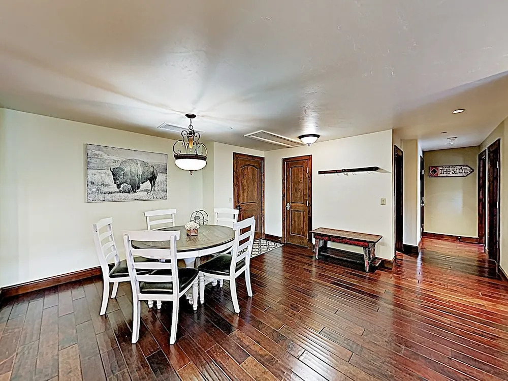 New Listing! Luxe Mountain-view W/ Hot Tubs 3 Bedroom Condo