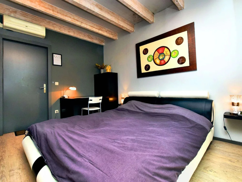 Beautiful Villa with Heated Outdoor Pool, Sauna, Hot Tub in Forest