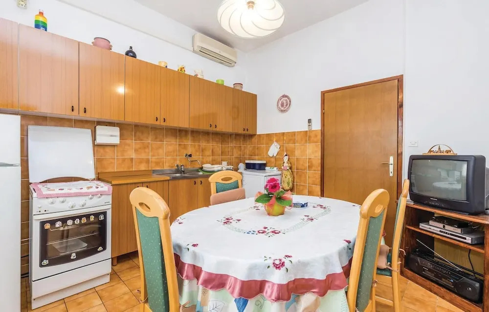 Awesome Apartment in Barbat-rab With 3 Bedrooms and Wifi