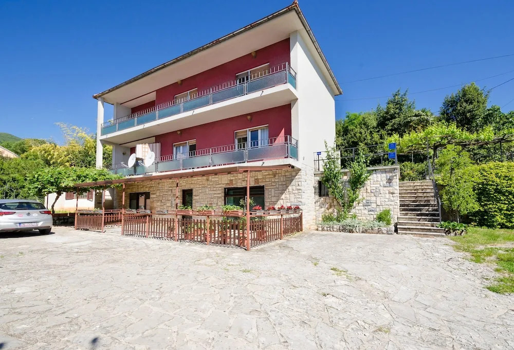 Apartments Mladen Jelica