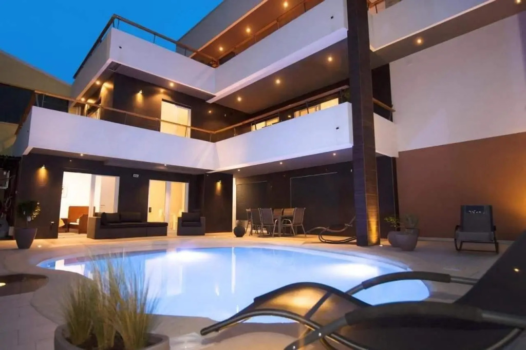 BASIC MANSION plus with swimming pool & free parking