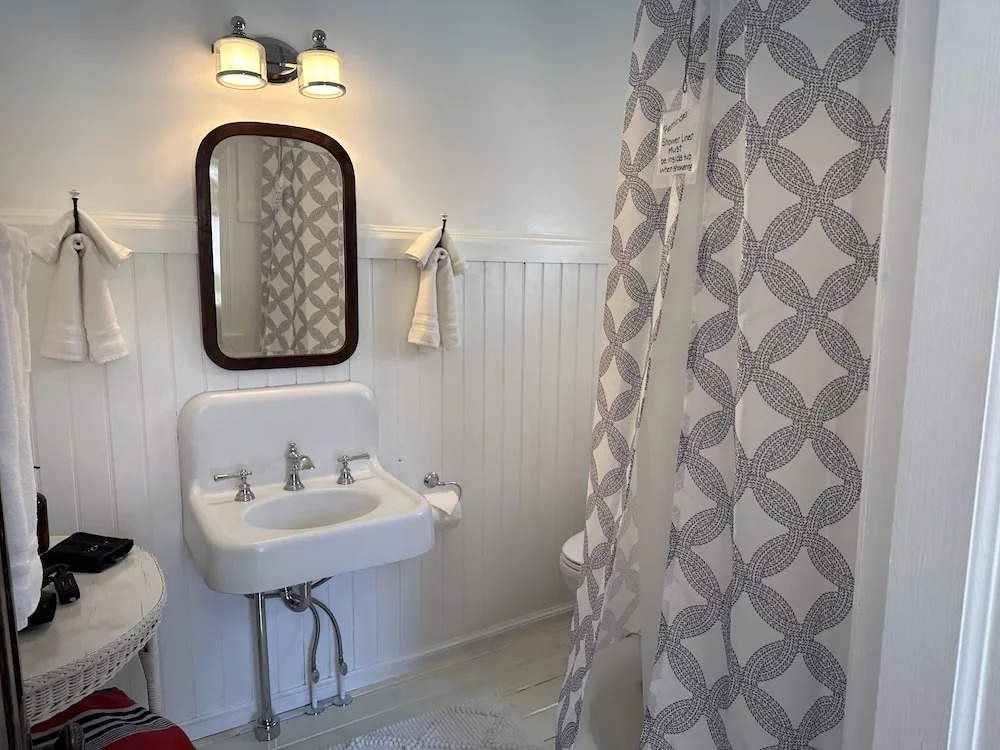 The Cottage at 241 North