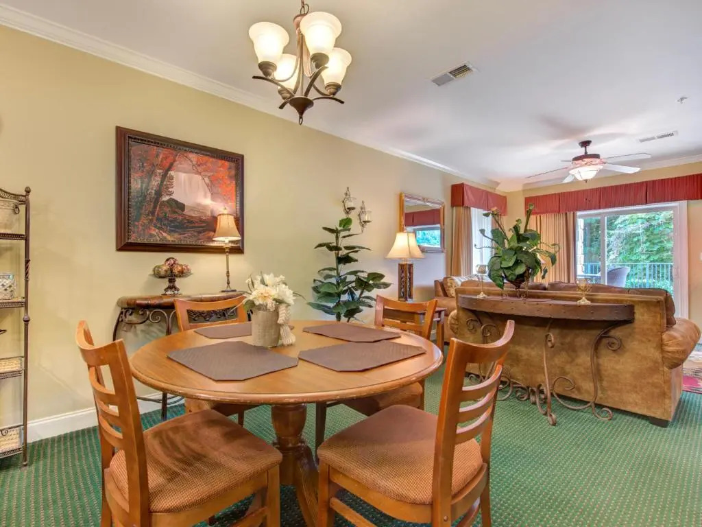 City Bear, 2BR, Pool, Spa, Downtown Gatlinburg, Sleeps 6
