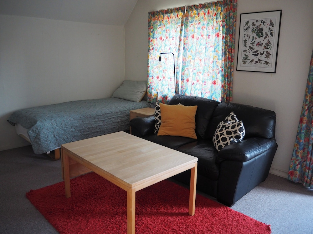 Lovely Town Apartment - Sleeps 5, Parking & Garden