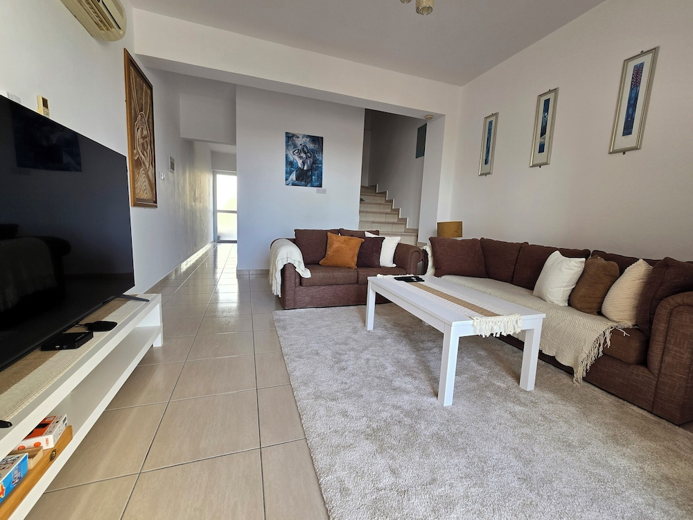 2 Bed Townhouse in Peyia Paradise