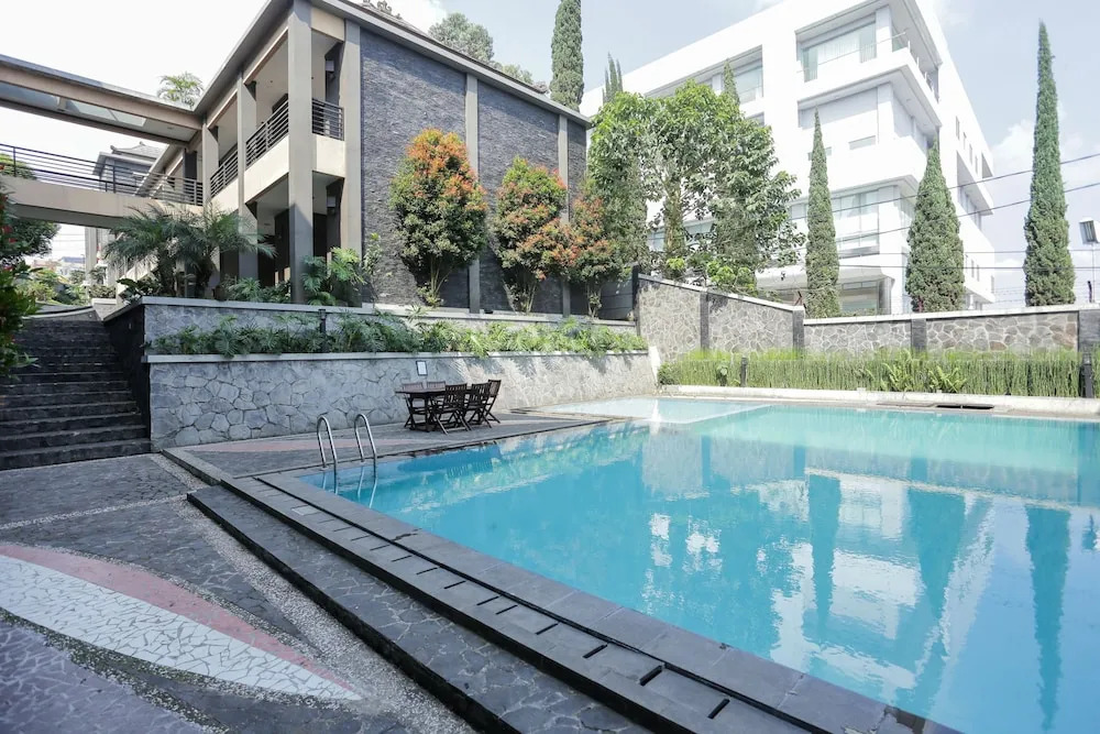 RedDoorz Plus near Farmhouse Lembang