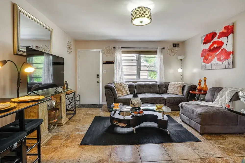 8 Mi to Long Beach: Cozy Apt w/ Fenced Yard!