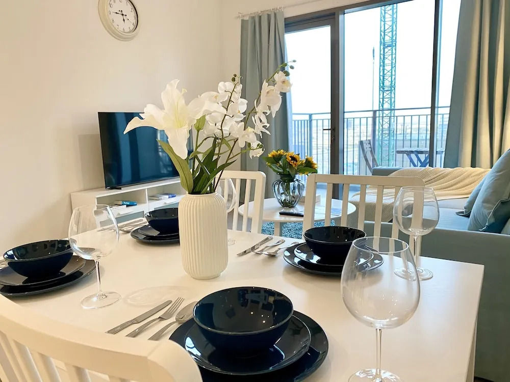 Marco Polo - Lofty Apt with Balcony Near Dubai Hills Mall