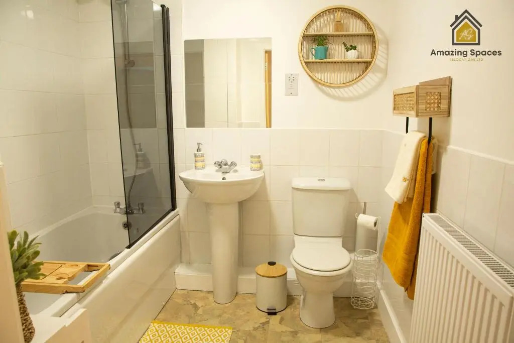 Executive 2 Bed Flat in Stockton Heath by Amazing Spaces Relocations Ltd