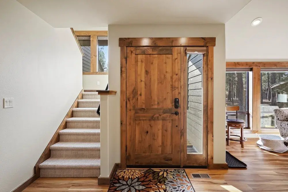 3 Tumalo Home with Wood Burning Stone Fireplace, Hot Tub, and BBQ on the Deck by RedAwning