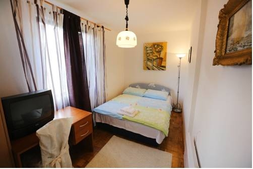 Apartments and Rooms Anika