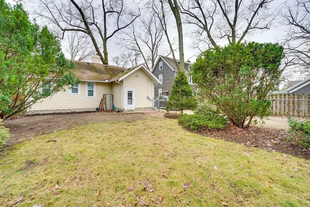 Dog-friendly Pleasant Ridge Home: 13 Mi to Detroit