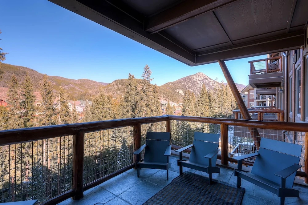 Luxury 4bdr Ski In-out /premium Amenities 4 Bedroom Condo by RedAwning