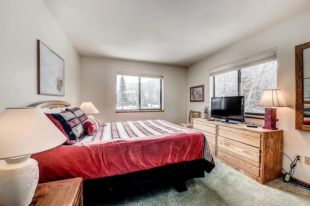 Mountainside House 673 4 Bedroom Home by RedAwning