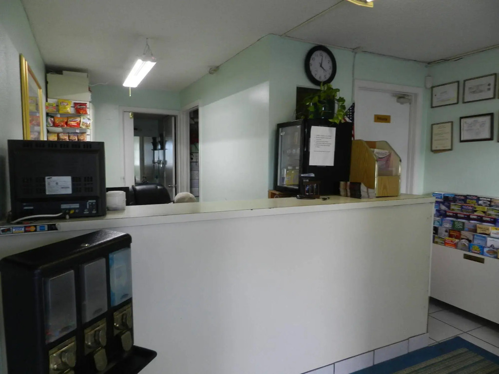 Maple Leaf Inn & Suites