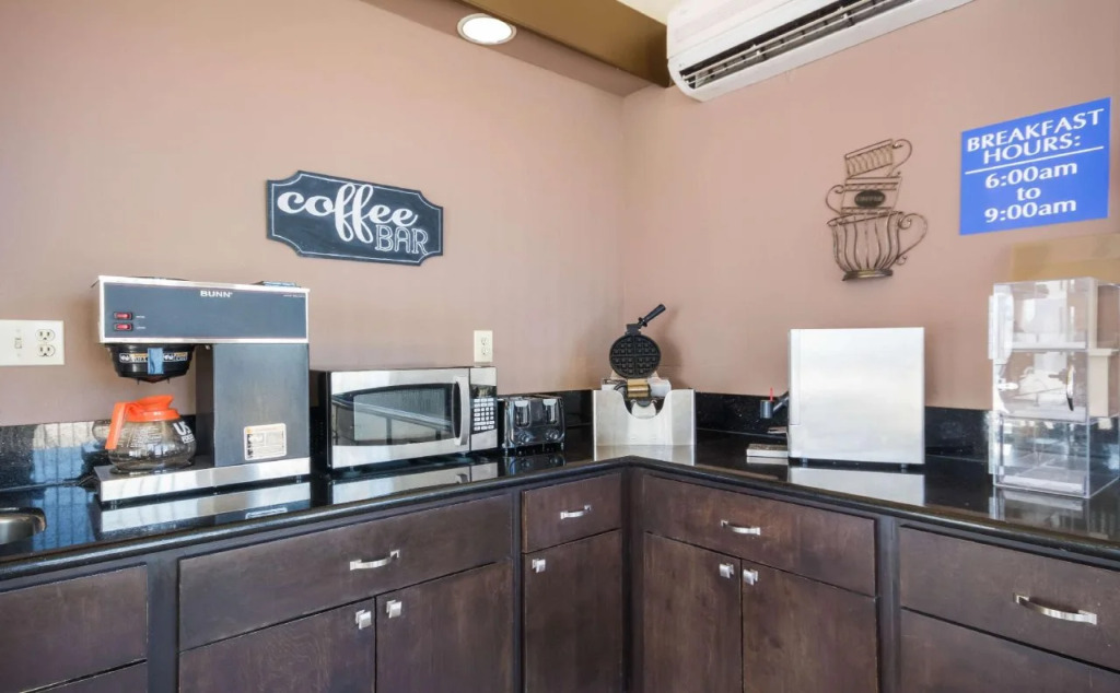 Econo Lodge Inn & Suites