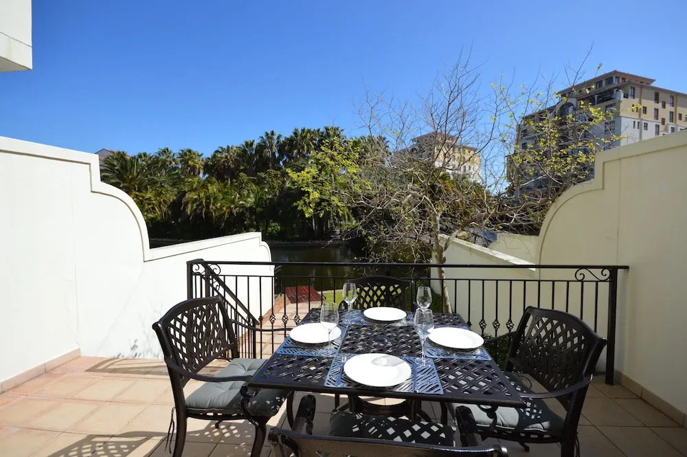 Island Club Hotel & Apartments