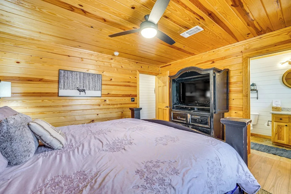 Broken Bow Cabin w/ Hot Tub ~ 5 Mi to State Park!