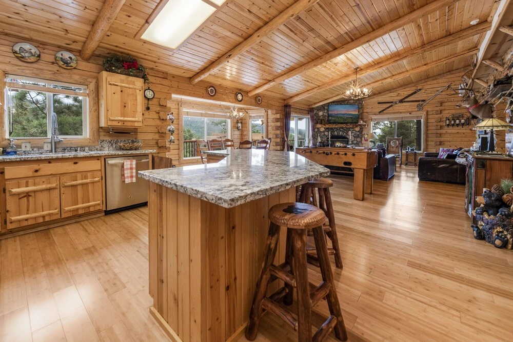 Moon Bear Lodge - Gorgeous Natural Wood Finishes At This Quality Home With Foosball! 3 Bedroom Cabin
