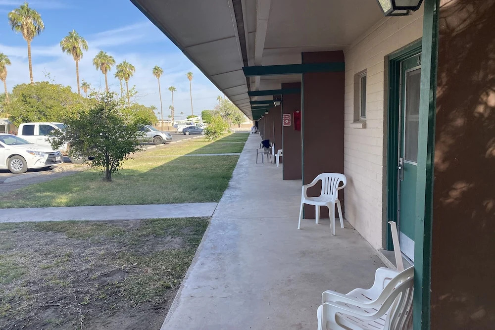 Desert Grove Inn and Suites