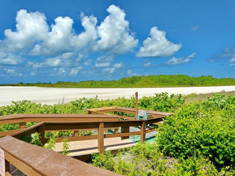 Eye-catching Beachfront Condo With Pool and Nice Views
