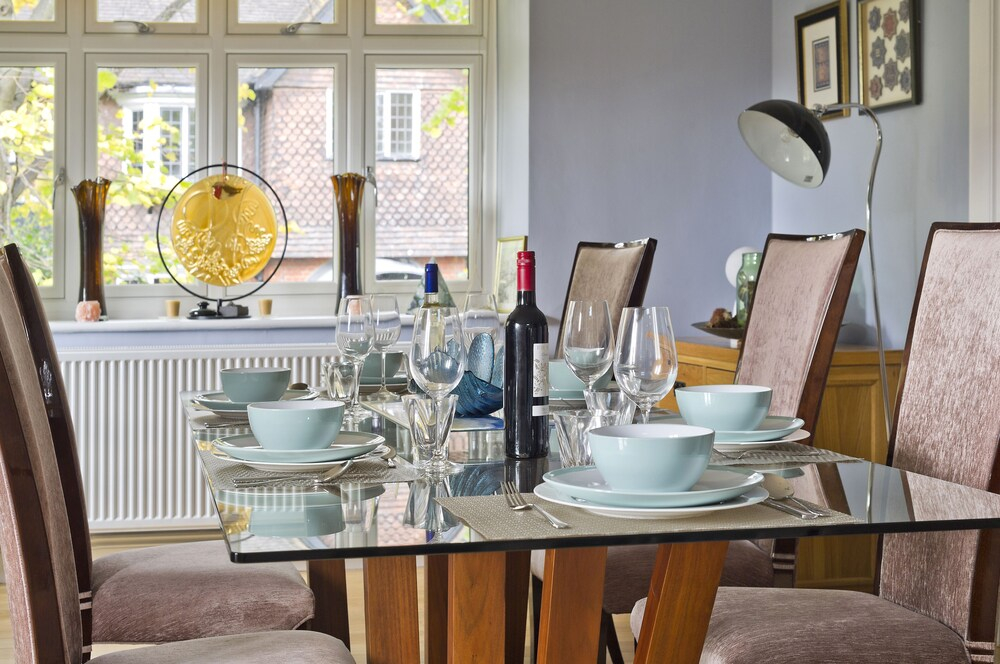 Delightful Apartment in Prime Location Near Hampstead Heath by Underthedoormat
